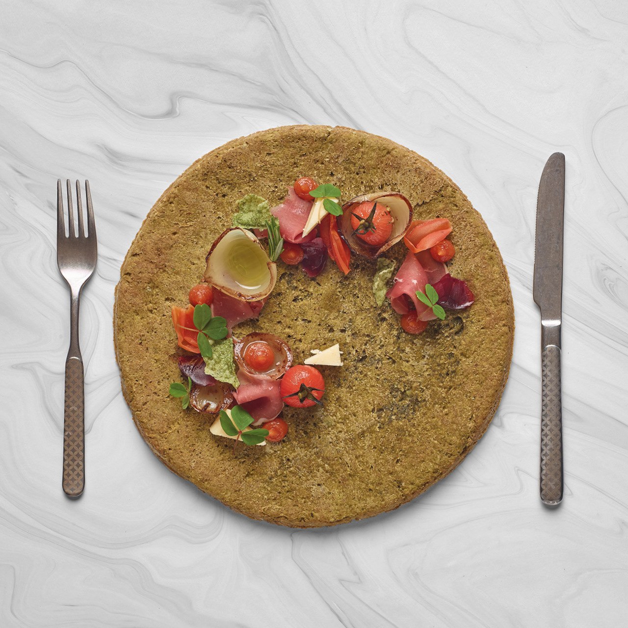 Anretning med spiselig tallerken der matcher KEN STORKOEKKENs visuelle identitet - Cameleon Creatives